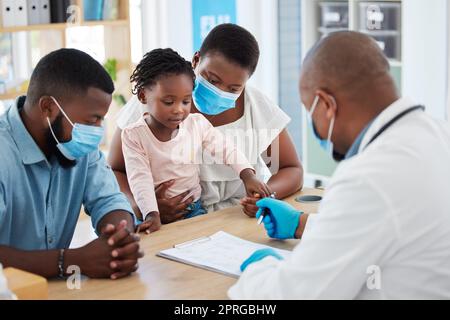 Famille noire, consultation et pédiatre avec covid, vaccin ou médical, liste de contrôle de santé. Médecin, questions et examen pour jeune fille patiente avec ses parents à l'hôpital ou dans la salle de clinique Banque D'Images