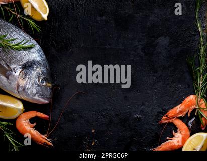 Des fruits de mer sur fond noir Banque D'Images