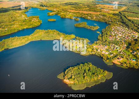 District de Lyepyel, lac Lepel, district de Beloozerny, région de Vitebsk. Vue aérienne de la zone résidentielle avec maisons à la campagne. Vue de dessus de l'île de High attitude en automne Sunny Day. Vue plongeante. Vue à plat Banque D'Images