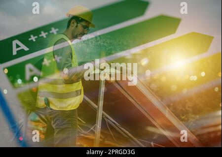 L'homme travaille sur un système d'énergie renouvelable avec panneau solaire pour l'eau chaude Banque D'Images