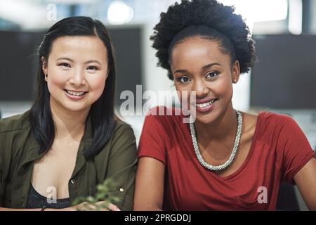 Notre confiance a été gagnée par la réussite. Portrait court de deux femmes d'affaires créatives au bureau. Banque D'Images