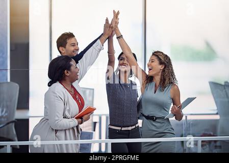 Le travail d'équipe fait le travail de rêve. Un groupe de collègues de haut en milieu de travail. Banque D'Images