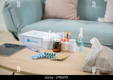 Médecine à domicile avec boîte de médicaments kit de premiers soins gratuit avec des pilules de la pharmacie service de livraison d'hôpital Banque D'Images