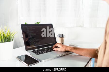 Programmeur femme écrivant le code HTML assis sur le lieu de travail au bureau Banque D'Images