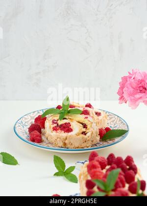 Rouleau de meringue cuit à la crème et à la framboise rouge fraîche Banque D'Images