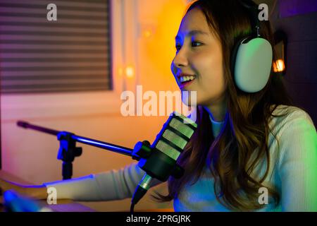 Jeune gamer asiatique femme jouant à des jeux vidéo en ligne sur ordinateur elle en direct de flux et de chat avec les fans Banque D'Images