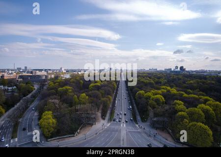 Vue panoramique sur la Bundesstraße, l'autoroute fédérale menant à la porte de Brandebourg à Berlin Allemagne Banque D'Images