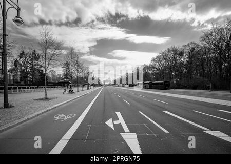 Berlin, Allemagne - 19 avril 2023 : vue panoramique de la Bundesstraße, l'autoroute fédérale menant à la porte de Brandebourg à Berlin Allemagne en noir Banque D'Images