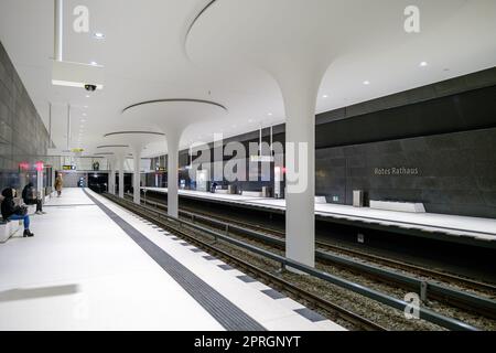 Berlin, Allemagne - 18 avril 2023 : vue sur la gare souterraine de la maison Rotes, hôtel de ville, à Berlin, Allemagne, en noir et blanc Banque D'Images