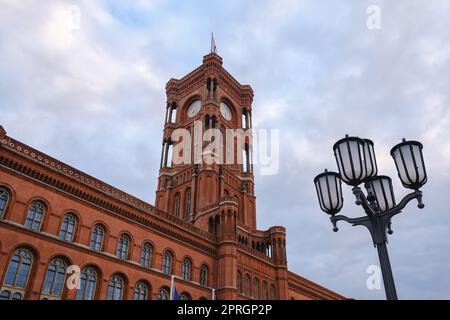 Vue sur les Rotes Rathaus, l'hôtel de ville de Berlin Allemagne Banque D'Images