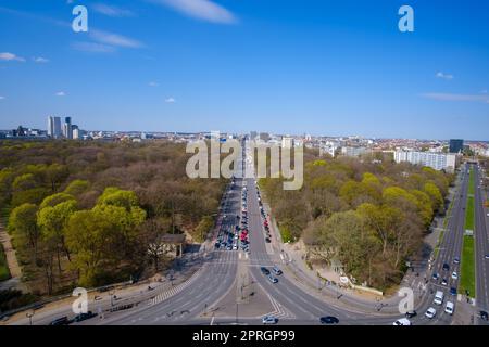 Vue panoramique sur la Bundesstraße, l'autoroute fédérale menant à la porte de Brandebourg à Berlin Allemagne Banque D'Images