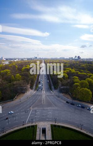 Berlin, Allemagne - 19 avril 2023 : vue panoramique de la Bundesstraße, l'autoroute fédérale menant à la porte de Brandebourg à Berlin Allemagne Banque D'Images