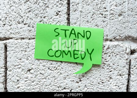 Légende conceptuelle Stand Up Comedy. Mot écrit sur le comédien qui parle devant le public en direct bulles de pensée circulaires représentant la messagerie sur les médias sociaux. Banque D'Images