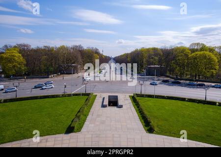 Berlin, Allemagne - 19 avril 2023 : vue panoramique de la Bundesstraße, l'autoroute fédérale menant à la porte de Brandebourg à Berlin Allemagne Banque D'Images