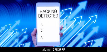 Texte montrant l'inspiration piratage détecté, mot écrit sur les activités qui cherchent à compromettre les affaires sont exposés homme d'affaires tenant Une tablette à la main Banque D'Images