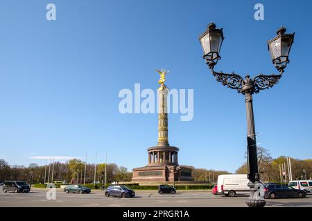 Berlin, Allemagne - 19 avril 2023 : vue de la belle colonne de la victoire à Berlin Allemagne, voitures et une lampe de rue décorée à Berlin Allemagne Banque D'Images