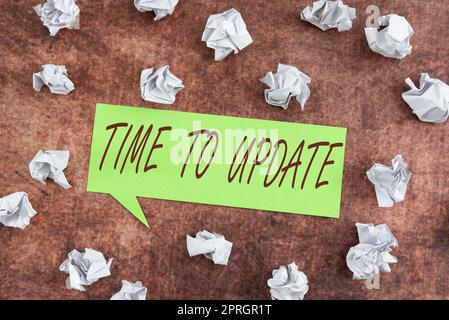 Légende du texte présentant le temps de mise à jour. Mot écrit sur les dernières informations sur une situation particulière homme d'affaires en costume tenant une tablette symbolisant un travail d'équipe réussi. Banque D'Images