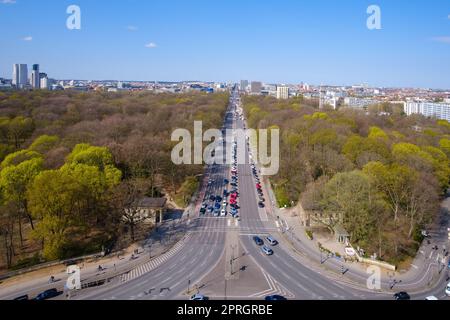 Vue panoramique sur la Bundesstraße, l'autoroute fédérale menant à la porte de Brandebourg à Berlin Allemagne Banque D'Images