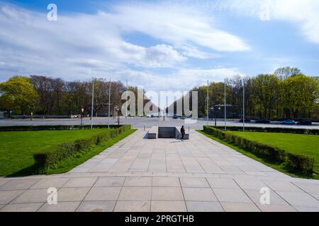 Berlin, Allemagne - 19 avril 2023 : vue panoramique de la Bundesstraße, l'autoroute fédérale menant à la porte de Brandebourg à Berlin Allemagne Banque D'Images