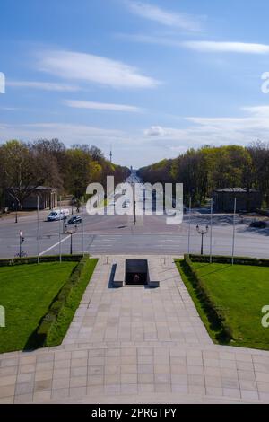 Berlin, Allemagne - 19 avril 2023 : vue panoramique de la Bundesstraße, l'autoroute fédérale menant à la porte de Brandebourg à Berlin Allemagne Banque D'Images