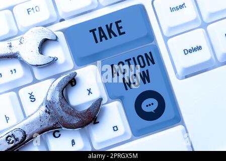 Légende de la présentation Prenez l'action maintenant. Aperçu de l'entreprise demander à quelqu'un de commencer à faire du bon rendement encourager une feuille de papier sur la surface de vente avec des renseignements importants écrits dans. Banque D'Images
