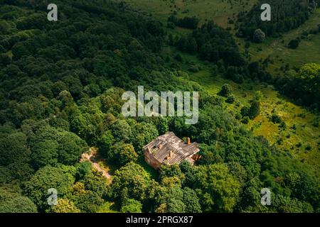 Dziemjanki, région de Gomel, Bélarus. Vue aérienne de la zone de réinstallation de Gerard Nicholas Tchernobyl, un manoir abandonné en ruine. Catastrophes de Tchernobyl. Site d'intérêt local et patrimoine Banque D'Images