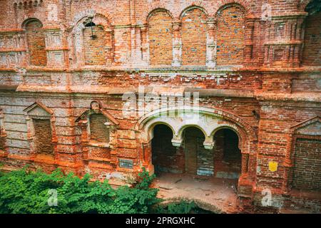 Dziemjanki, région de Gomel, Bélarus. Vue en hauteur de la zone de réinstallation de Gerard Nicholas Tchernobyl, un manoir abandonné en ruine. Catastrophes de Tchernobyl. Site d'intérêt local et patrimoine Banque D'Images