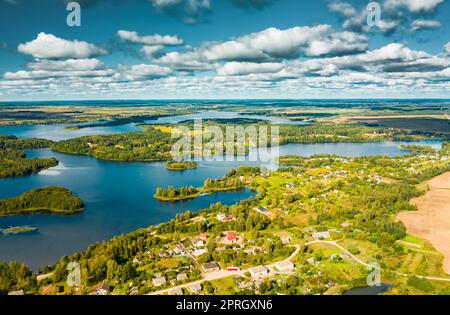 District de Lyepyel, région de Vitebsk, Bélarus. Vue aérienne du lac Lepel avec les petites îles naturelles Banque D'Images