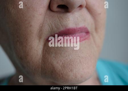 Gros plan Belle femme sénior. Magnifique grand-mère âgée à la beauté naturelle Banque D'Images