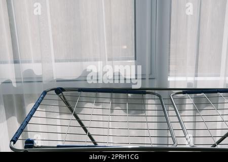 Sèche-linge porte-vêtements en métal buanderie maison près de la fenêtre Banque D'Images