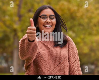 Bravo, comme et femme indienne dans le parc pour le soutien extérieur, bénévole dans l'environnement écologique ou succès vert. Merci, oui ou ok accord signature manuelle Banque D'Images