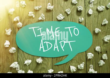 Texte indiquant le temps d'inspiration à adapter. Internet concept moment pour s'adapter aux changements adopter l'innovation Homme penser messages importants avec Euro Sign et des dessins d'ampoule. Banque D'Images