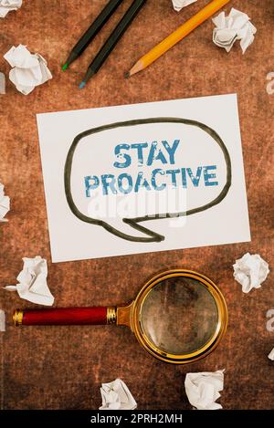 Légende du texte présentant Stay ProactiveTking décision d'aller en avant des événements prévus. Mot pour prendre sa propre décision d'aller avant les événements anticipés homme d'affaires pointant des informations importantes avec Pen en main. Banque D'Images
