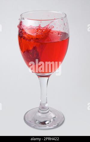 framboise fruité mélange barbotage verre de vin rouge liquide fruits barbotage boisson de baie sur fond blanc Banque D'Images