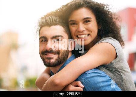 Shes pas timide pour crier un sourire authentique, un couple joueur dehors dans la ville ensemble. Banque D'Images