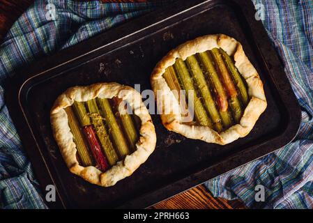 Deux mini-galettes de rhubarbe sur plaque à pâtisserie. Vue de dessus Banque D'Images