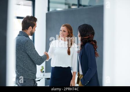 Renforcer les partenariats par le travail d'équipe. Les hommes d'affaires se secouent la main dans un bureau. Banque D'Images