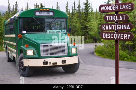 Bus pour Wonder Lake, parc national Denali, Alaska, États-Unis Banque D'Images