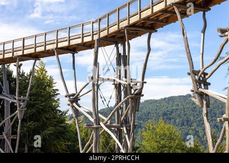 Tour d'observation située au sommet de la station de ski Słotwiny Arena, menant dans les arbres, Krynica Zdroj, les monts Beskid, Slotwiny, Pologne Banque D'Images