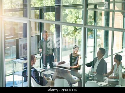 En leur donnant la panne. Un groupe d'hommes d'affaires se réunit dans la salle de conférence. Banque D'Images