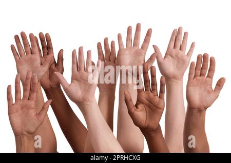 Atteindre vos objectifs. Un groupe de mains se lever sur un fond blanc. Banque D'Images