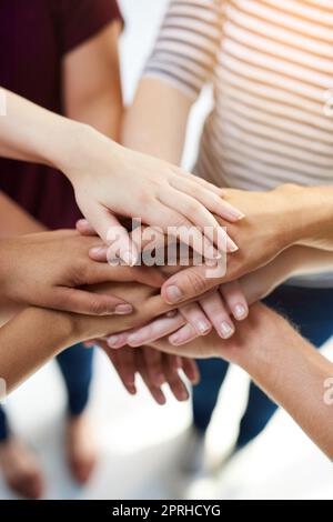 Unité et diversité. Un groupe de personnes qui mettent les mains ensemble. Banque D'Images