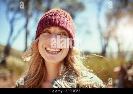 Elle adore être ici. Une jeune femme qui fait de la randonnée. Banque D'Images