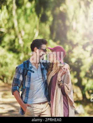 Ils adorent se rapprocher de la nature et s'approcher de lui. Un jeune couple affectueux lors d'une randonnée. Banque D'Images