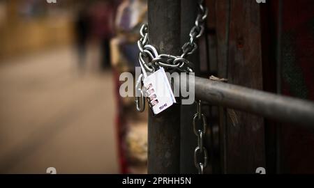 Cadenas sur une chaîne. Verrouillé et verrouillé. mystérieux et sûr. Détails Banque D'Images