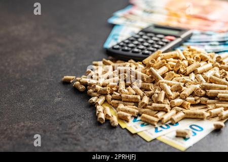 Granulés de bois, biocarburants avec euro. Carburant écologique fabriqué à partir de la biomasse. Source d'énergie renouvelable. Banque D'Images