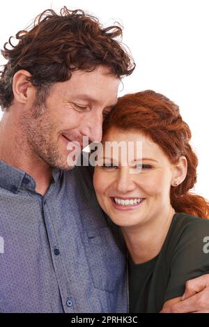 Elle fait ressortir le meilleur en moi. Photo en studio d'un couple magnifique et affectueux sur fond blanc Banque D'Images