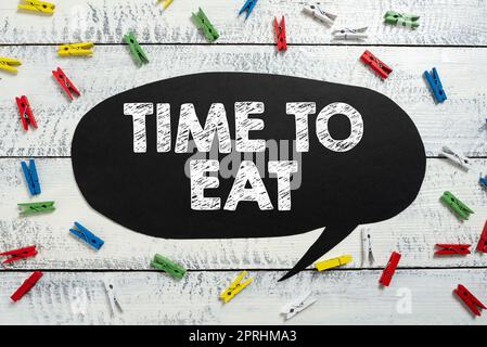Affichage conceptuel du temps à manger. Vue d'ensemble des affaires moment idéal pour déguster un repas déjeuner dîner bonne cuisine affamée Banque D'Images