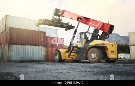 Conteneur d'expédition, camion-grue logistique et port de distribution de la chaîne d'approvisionnement dans l'industrie de l'exportation de fret. Site industriel avec transport pour stora Banque D'Images