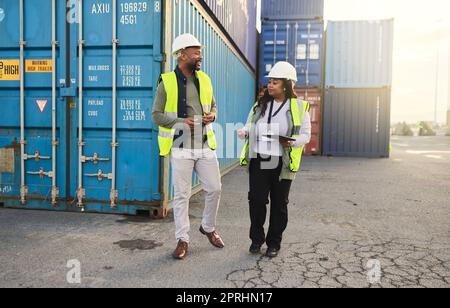 Logistique chaîne d'approvisionnement, les gens noirs travaillent dans le commerce électronique et l'industrie du fret d'expédition. Homme africain marchant dans le site de conteneur industriel, la femme noire parle Banque D'Images